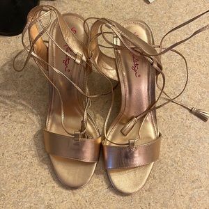 Lilly Pulitzer Aria wedge style 28386 size 9. Gold. Never worn outside